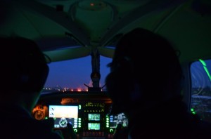 Abgedunkeltes Seminole-Cockpit bei Nacht