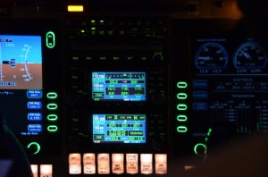 Licht im Dunkel - Seminole-Cockpit bei Nacht