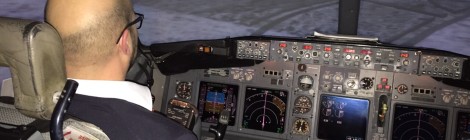 Konzentriert bei der Arbeit im Simulator-Cockpit einer 737-800